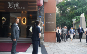 印尼国会议长布安抵蓉，莅临成都银滩鲍鱼火锅举办晚宴