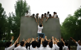 企业拓展培训：2025新起点，凝聚新力量，共创未来辉煌